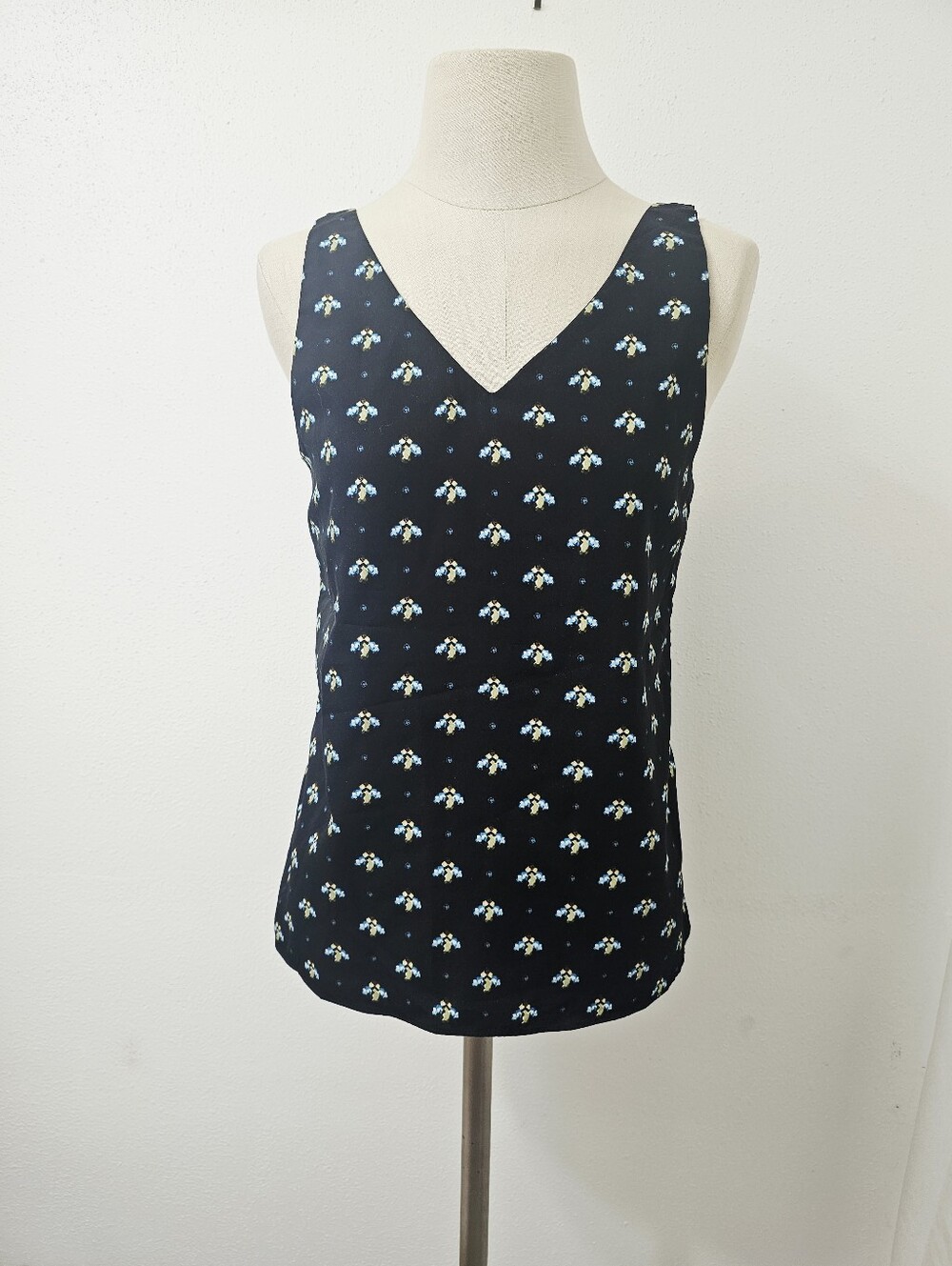 Banana Republic Bee Black V-neck Camisole Small